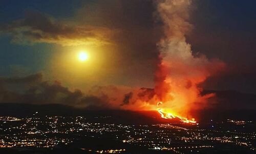 Erupcin del volcn de Montaa Rajada en La Palma 