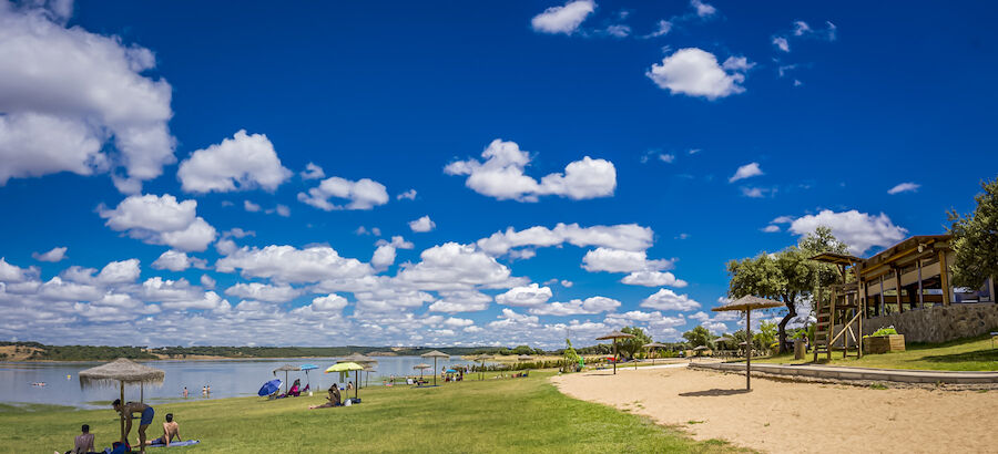 Extremadura el paraso del interior Playas con Bandera Azul para un verano refrescante y sostenible