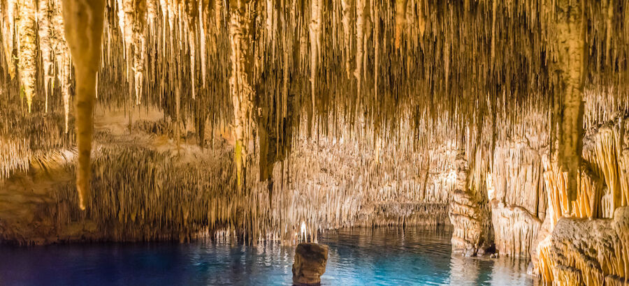 Ecoturismo por el interior de las cuevas ms espectaculares de Espaa 