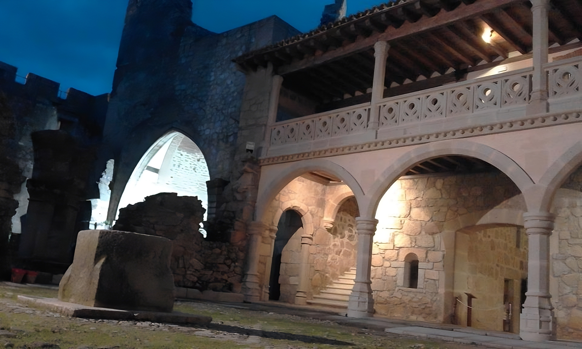 Castillo de la Adrada, interior